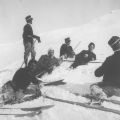 Primo corso di istruzione sull'uso degli ski - H. Smith e alcuni partecipanti